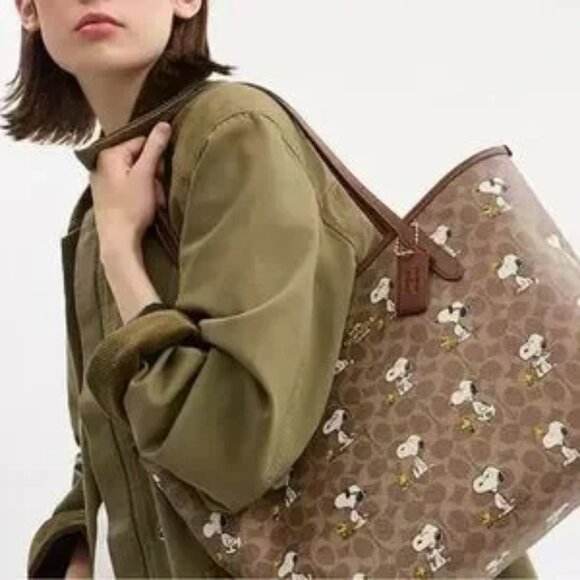 Coach X Peanuts City Tote Bag In Signature Canvas With Snoopy Print CBJ89 NWT - Picture 1 of 6